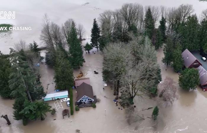 متابعة: فيضانات واشنطن.. المياه تصل سقوف منازل وتكسر أرقاما قياسية