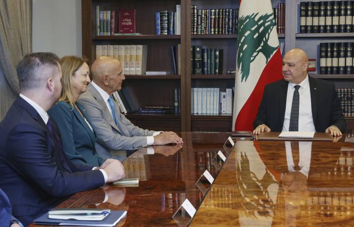 بري
      يرفض
      «تهديد
      اللبنانيين»
      ويتمسك
      بـ«مسلّمات
      التفاوض»
      مع
      إسرائيل