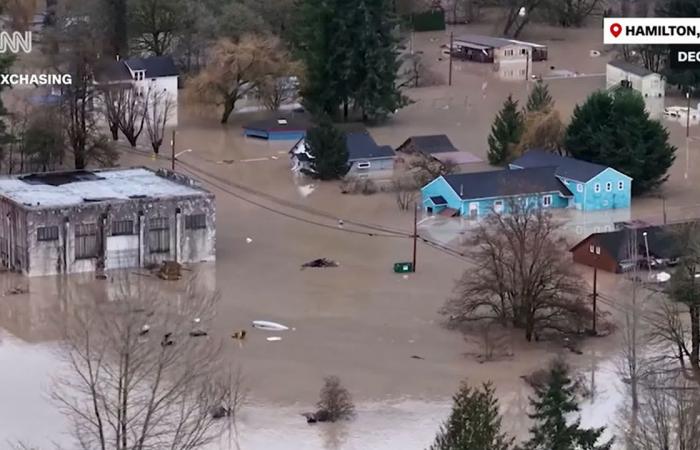 متابعة: فيضانات واشنطن.. المياه تصل سقوف منازل وتكسر أرقاما قياسية