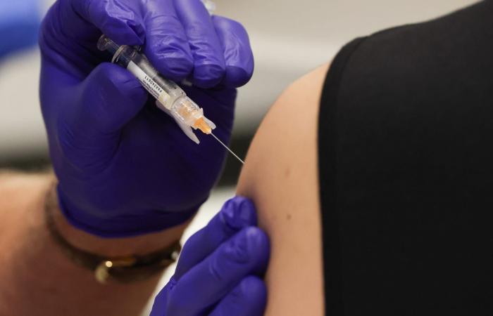 مصادر: إدارة الغذاء والدواء الأمريكية تعتزم وضع أشد تحذيراتها على لقاحات "كوفيد-19"