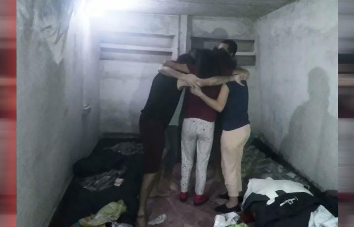 قبل مقتلهم في غزة.. فيديو يظهر 6 رهائن إسرائيليين يحتفلون بعيد حانوكا في نفق