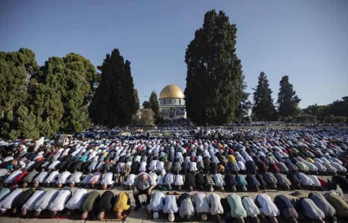 عشرات الآلاف يؤدون صلاة الجمعة في المسجد الأقصى