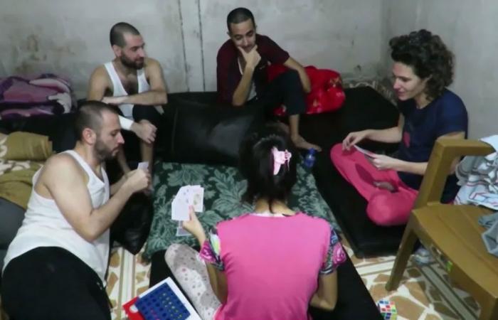 قبل مقتلهم في غزة.. فيديو يظهر 6 رهائن إسرائيليين يحتفلون بعيد حانوكا في نفق