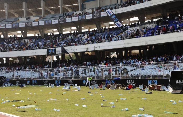 فوضى
      ومقذوفات
      وكراسي
      مكسرة
      بعد
      زيارة
      ميسي
      لكولكاتا