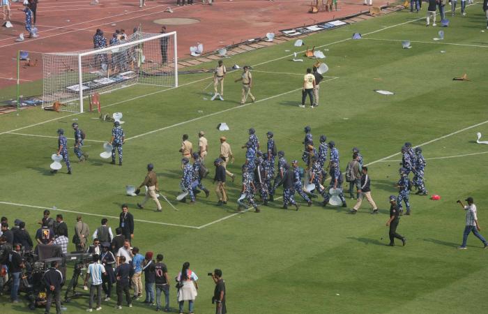 فوضى
      ومقذوفات
      وكراسي
      مكسرة
      بعد
      زيارة
      ميسي
      لكولكاتا