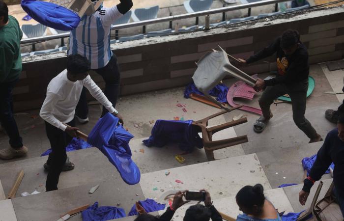 فوضى
      ومقذوفات
      وكراسي
      مكسرة
      بعد
      زيارة
      ميسي
      لكولكاتا