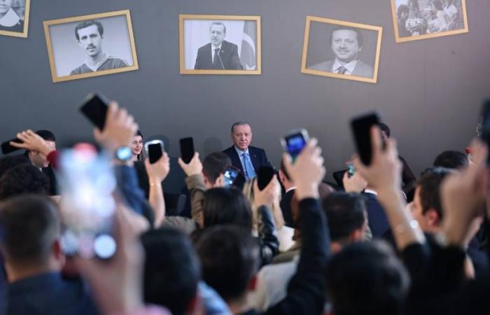 إردوغان
      يؤكد
      مُضيَّ
      «العمال
      الكردستاني»
      في
      التخلص
      من
      أسلحته