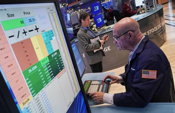 «وول
      ستريت»
      تستعد
      لتداول
      الأسهم
      على
      مدار
      الساعة…
      والبنوك
      حذرة