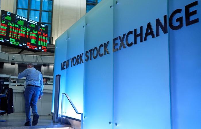 «وول
      ستريت»
      تستعد
      لتداول
      الأسهم
      على
      مدار
      الساعة…
      والبنوك
      حذرة