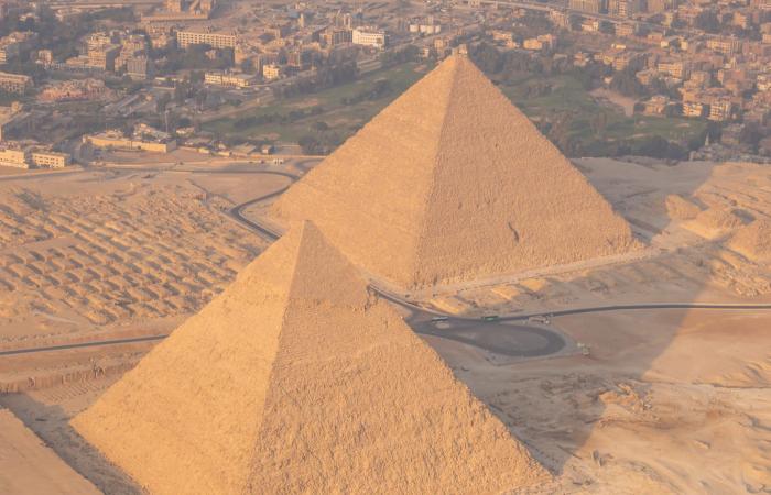 "اقفز مثل الفرعون"..تجربة سقوط حر على ارتفاع آلاف الأقدام فوق أهرامات مصر