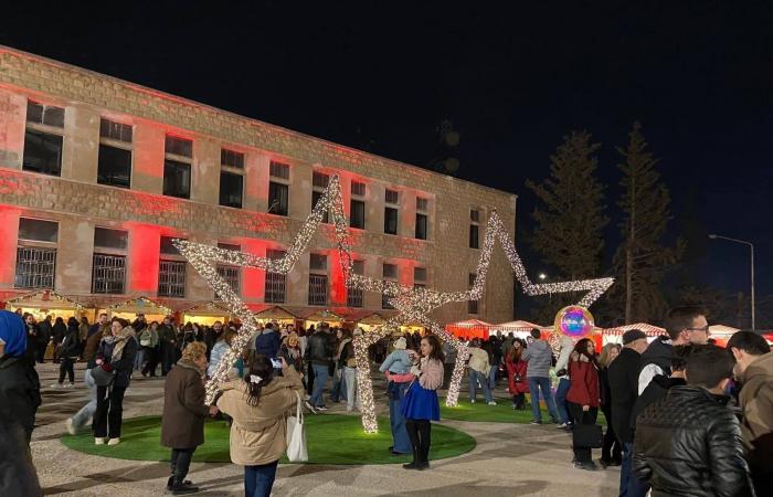 إنارة
      شجرة
      الميلاد
      بسوريا
      في
      مواجهة
      شبح
      الإرهاب
      والوضع
      الاقتصادي