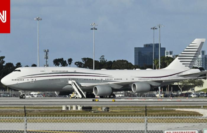 متابعة: بعد هدية قطر لترامب.. سلاح الجو الأمريكي يعلن عزمه شراء طائرتين بوينغ من ذات الفئة ويوضح السبب