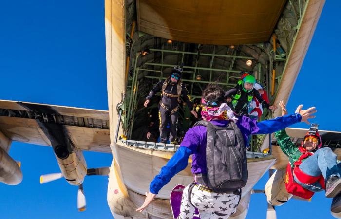 "اقفز مثل الفرعون"..تجربة سقوط حر على ارتفاع آلاف الأقدام فوق أهرامات مصر