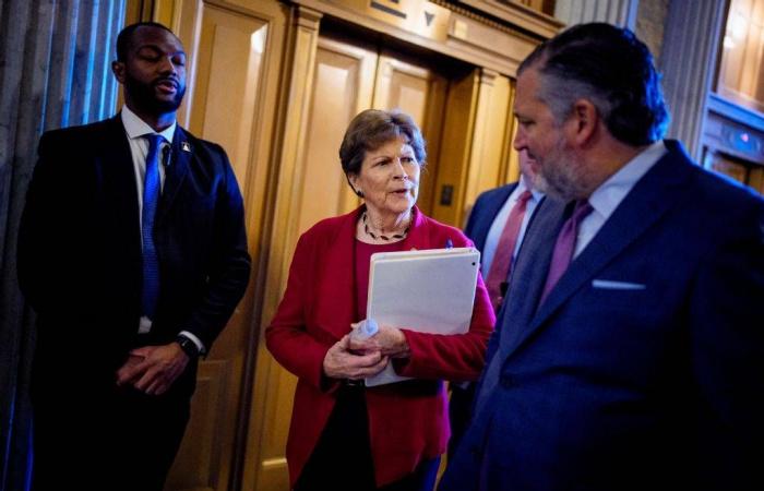 مجلس
      الشيوخ
      الأميركي
      يقر
      ميزانية
      الدفاع
      بقيمة
      901
      مليار
      دولار