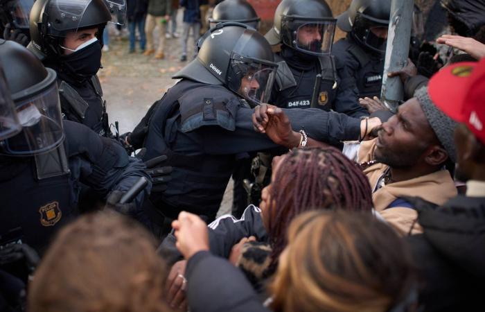 البرلمان
      الألماني
      يقر
      مشتريات
      عسكرية
      بقيمة
      50
      مليار
      يورو