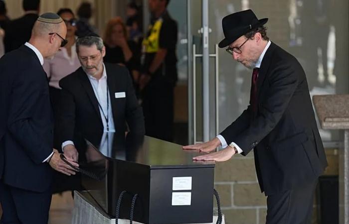 Suspected
      gunman
      in
      Sydney's
      Bondi
      Beach
      massacre
      charged
      with
      59
      offences,
      police
      say