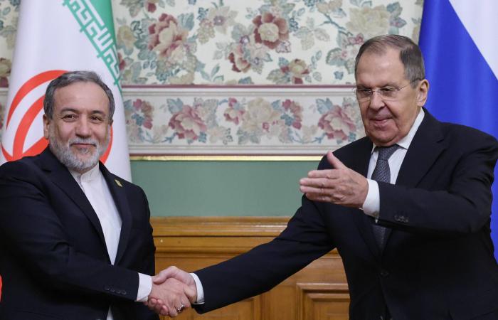 رئيس
      إيران
      يؤكد
      رفض
      أي
      «شروط
      مهينة»
      للتفاوض
      مع
      واشنطن