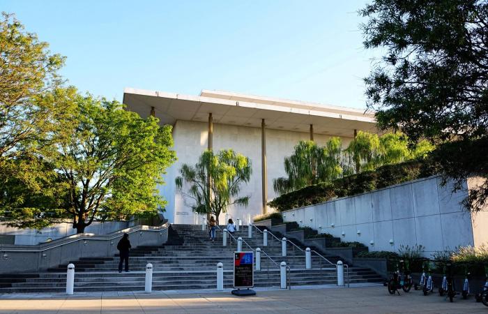 إضافة
      اسم
      ترمب
      لأشهر
      مركز
      ثقافي
      في
      واشنطن