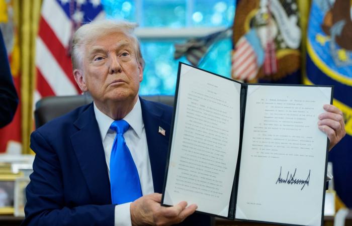 من
      «مركز
      كينيدي»
      إلى
      بطاقات
      الهجرة...
      ما
      الأشياء
      التي
      أطلق
      عليها
      ترمب
      اسمه؟