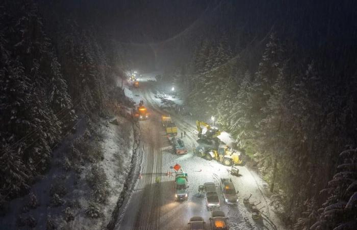 Highway
      3
      between
      Princeton
      and
      Hope
      will
      stay
      closed
      for
      several
      weeks:
      province