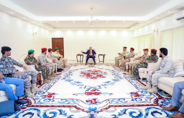 العليمي
      يشيد
      بجهود
      السعودية
      والإمارات
      في
      خفض
      التصعيد
      شرق
      اليمن