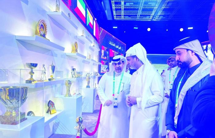 وزير الرياضة والشباب يشيد بمعرض الاتحاد العربي