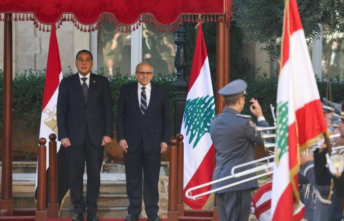 رئيس
      الحكومة
      المصري
      في
      بيروت
      حاملاً
      رسالة
      دعم
      للمسؤولين
      اللبنانيين