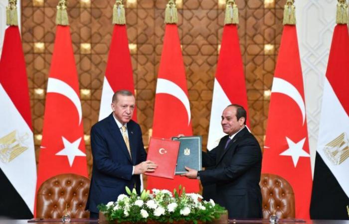 الجزائر
      ومصر
      تؤكدان
      «دعمهما
      الكامل»
      لمسار
      الحل
      الليبي
      -
      الليبي