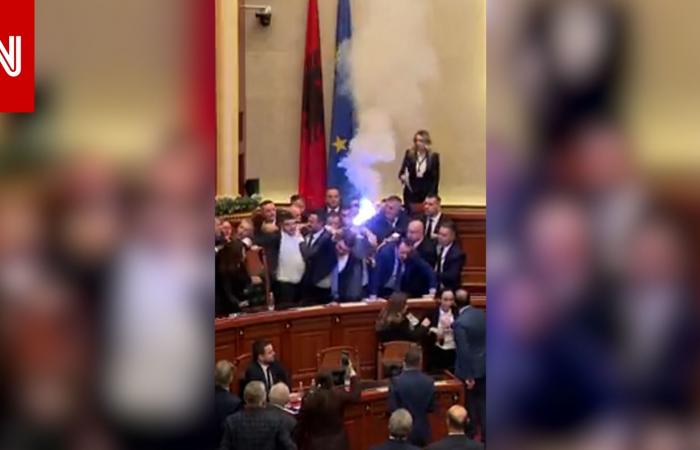 متابعة: مشاعل دخانية وصراخ.. فيديو يُظهر اندلاع مشادة بين النواب في البرلمان الألباني
