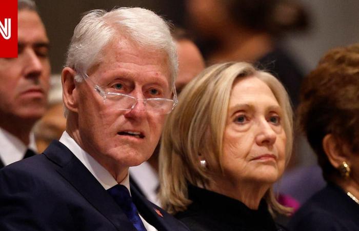 متابعة: مسؤول أمريكي ينشر صورة بيل كلينتون بحوض استحمام ساخن مع إحدى ضحايا إبستين