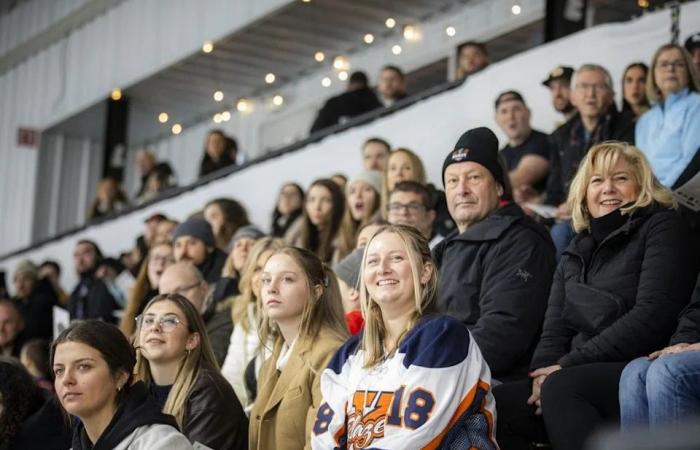 Former
      Ottawa
      police
      officer
      honoured
      in
      memorial
      hockey
      game