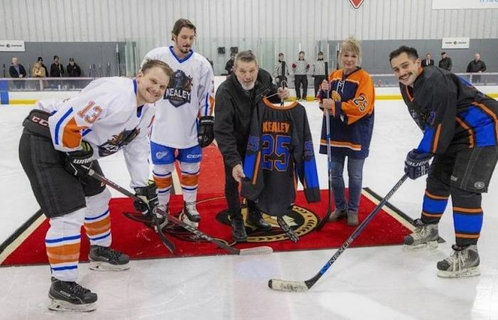Former
      Ottawa
      police
      officer
      honoured
      in
      memorial
      hockey
      game