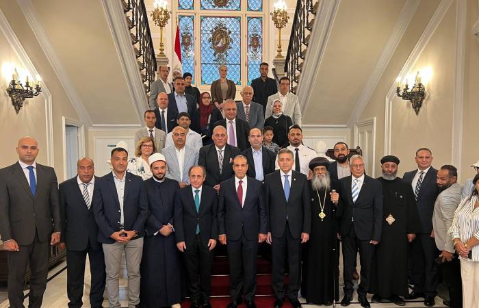 مصر:
      ارتفاع
      قياسي
      لتحويلات
      المغتربين
      لا
      يردم
      فجوة
      العملة
      الصعبة