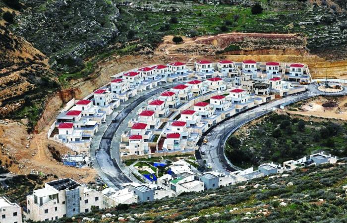 شرعنة وإقامة 19 مستوطنة جديدة بالضفة