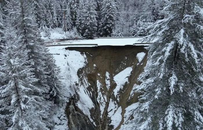 Highway
      3
      to
      reopen
      by
      New
      Year's
      Day
      following
      flooding
      and
      washout