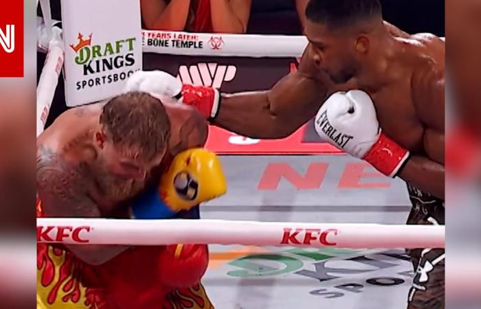 متابعة: كسر فكه.. بطل العالم السابق بالملاكمة يُسقط جيك بول بضربة قاضية بنزال الوزن الثقيل