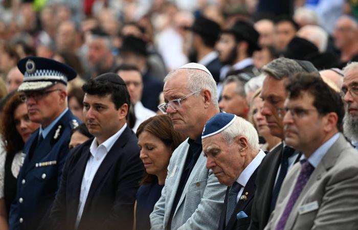 الأستراليون
      يحيون
      ذكرى
      15
      ضحية
      بعد
      أسبوع
      على
      مأساة
      شاطئ
      بونداي