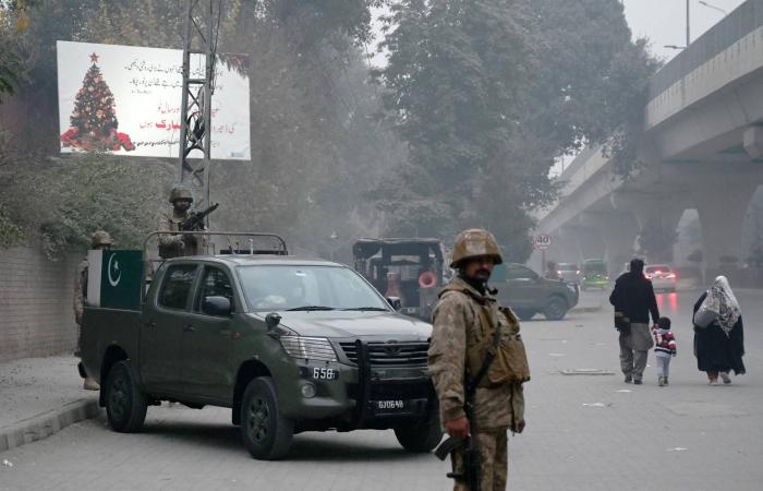 السلطات
      الباكستانية
      تخلي
      مخيماً
      للاجئين
      بعد
      هجوم
      على
      سيارة
      شرطة