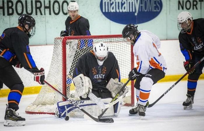Former
      Ottawa
      police
      officer
      honoured
      in
      memorial
      hockey
      game