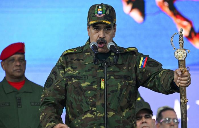 رئيس فنزويلا يحذر من "تداعيات" الحصار الأمريكي: "قد يؤدي إلى مواجهة عالمية"