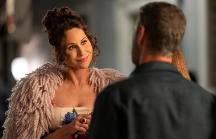 «إميلي»
      تعثَّرت
      في
      روما
      فمدَّت
      لها
      باريس
      حبل
      الإنقاذ