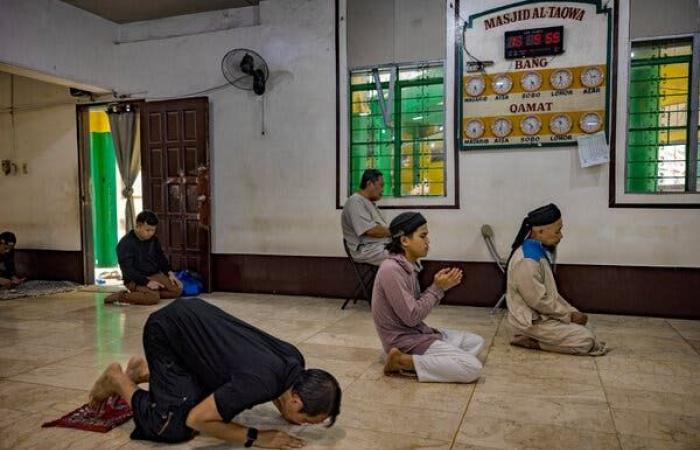 مشتبهان
      في
      إطلاق
      نار
      سيدني
      التقيا
      بزعماء
      مسلمين
      في
      الفلبين