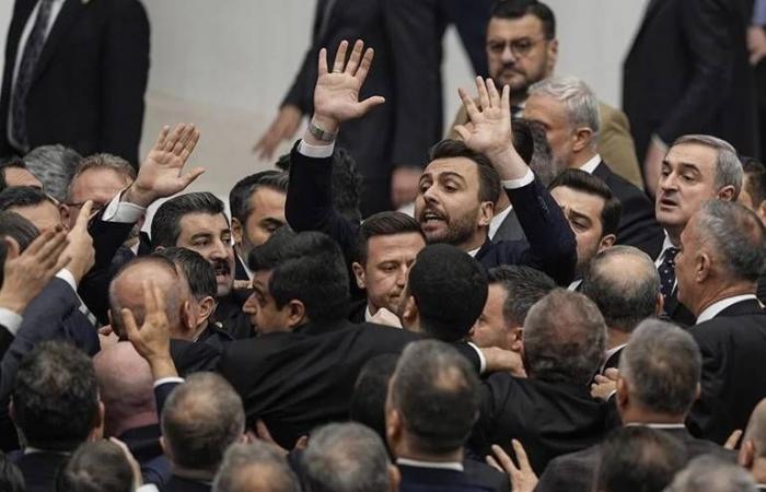 برلمان
      تركيا
      يقرّ
      مشروع
      موازنة
      2026
      مع
      توقعات
      بتراجع
      كبير
      للتضخم