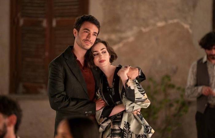 «إميلي»
      تعثَّرت
      في
      روما
      فمدَّت
      لها
      باريس
      حبل
      الإنقاذ