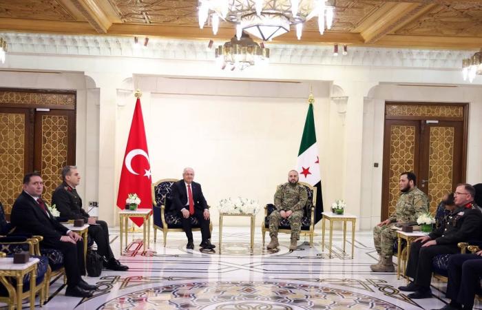 سوريا
      وتركيا
      تتهمان
      «قسد»
      بالمماطلة
      بتنفيذ
      اتفاق
      الاندماج
      وسط
      تصعيد
      في
      حلب