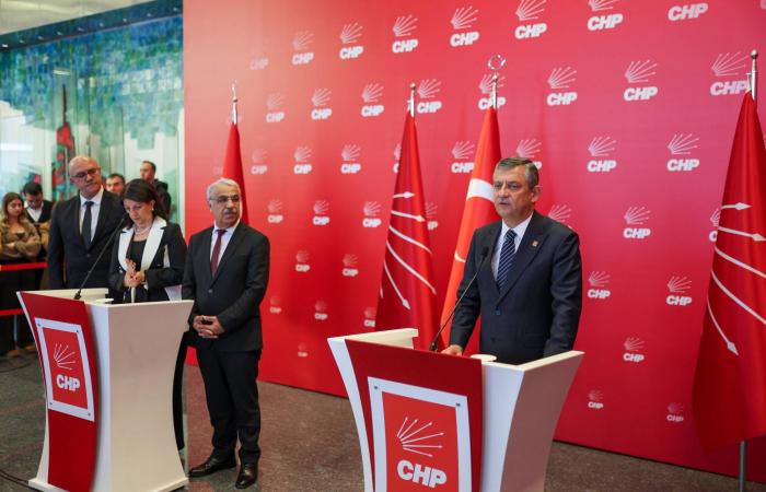 أوجلان
      أكد
      في
      رسالة
      إصراره
      على
      إنجاح
      «عملية
      السلام»