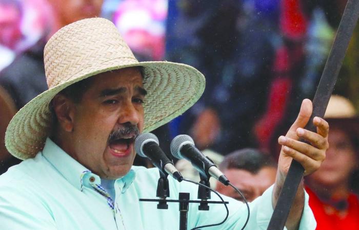 ترمب:
      سيكون
      من
      «الحكمة»
      أن
      يتنحى
      مادورو