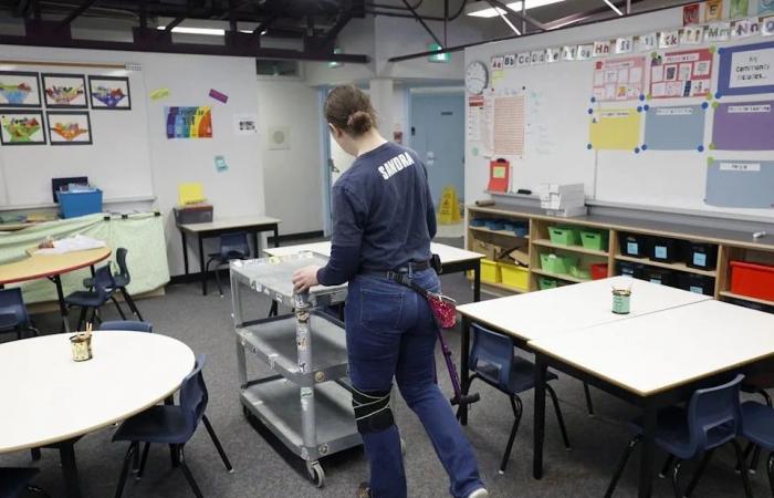 Sandra
      Copeland
      dishes
      up
      breakfasts
      and
      smiles
      at
      Carson
      Grove
      Elementary
      School