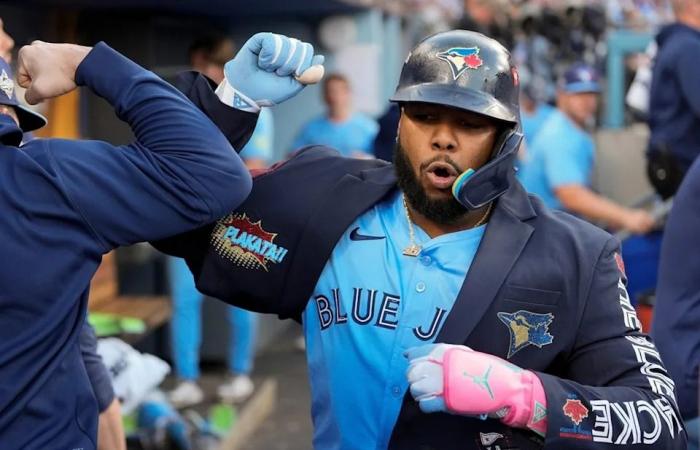 Blue
      Jays
      fuel
      citywide
      buzz
      as
      Maple
      Leafs
      drift
      into
      indifference