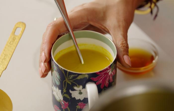 انسَ الشوكولاتة الساخنة.. مشروب "الحليب الذهبي" الدافئ والصحي "أشبه بعناق داخل كوب"